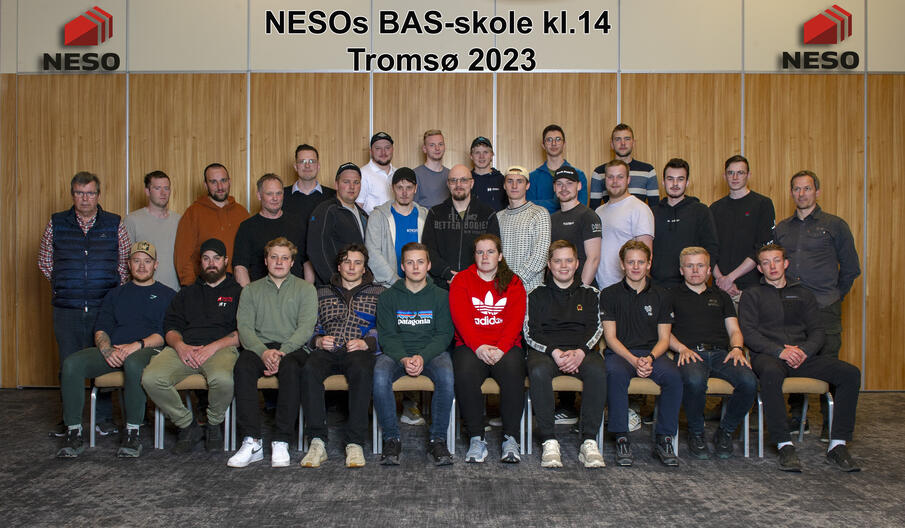 Hele 25 deltakere fullførte den 14. klassen på BAS-skolen i høst. Her fra siste samling i Tromsø med utdeling av diplomer, faglig ansvarlig Henning Tennes i forkant. 