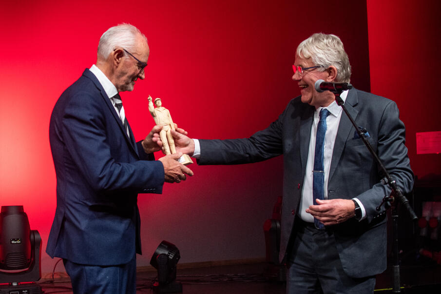 Gunnar Johansen tildeles NESO-prisen av NESO-direktør Ruben Jensen.